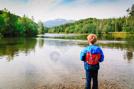 带背包徒步的小孩自然旅图片