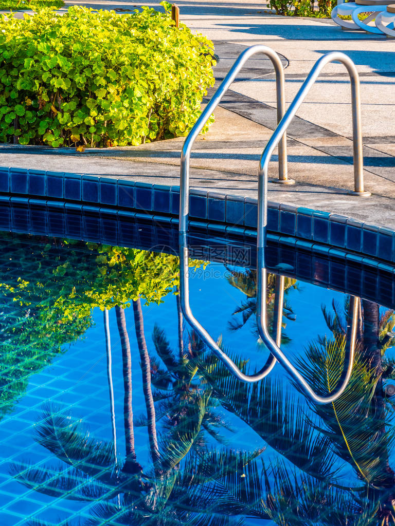 在旅馆和旅游度假胜地游泳池周围的楼梯图片
