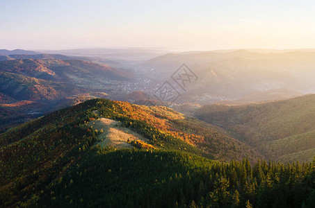 山中的秋季景观从山顶看图片