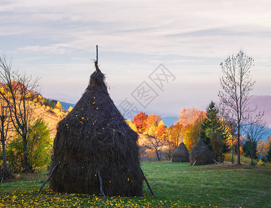 山村干草堆的秋景乡村景色图片