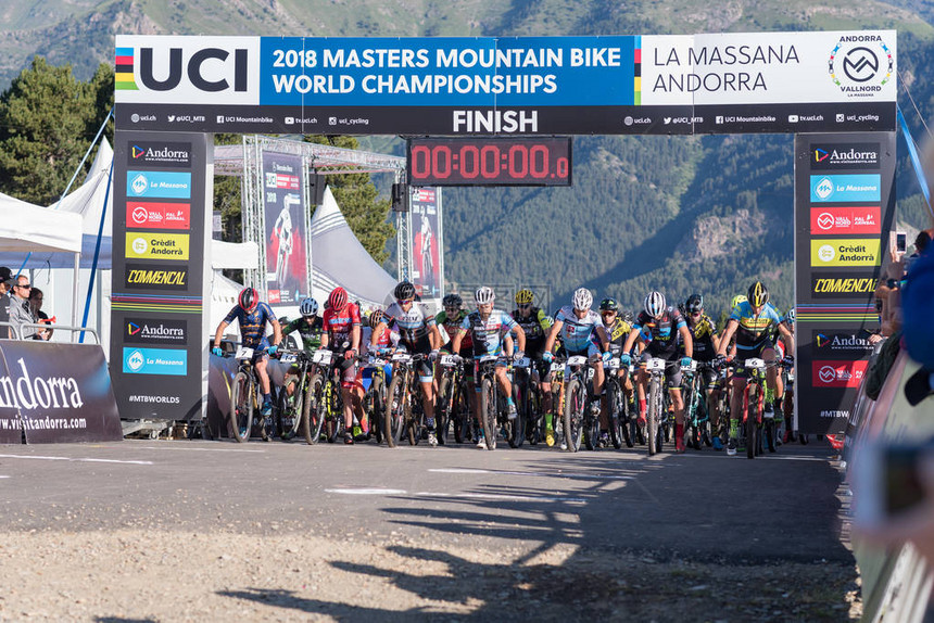 2018年MERCEDESBENZUCIMTB世界杯大师赛的自行车手XCOXCCDHIVallnord图片