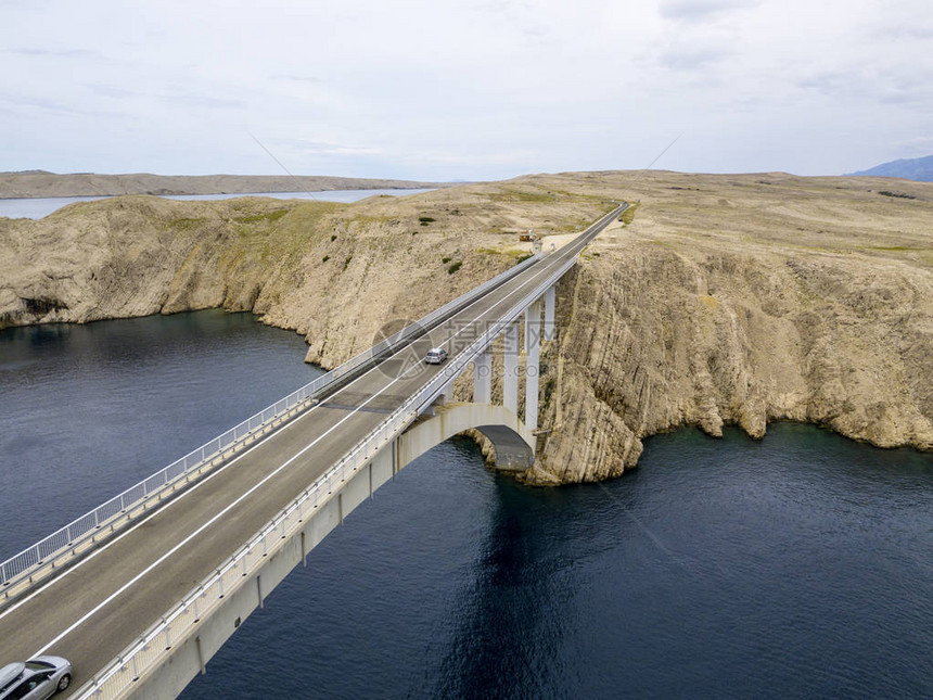 帕格岛克罗地亚道路和克罗地亚海岸的桥梁的鸟瞰图悬崖俯瞰大海从上面看到图片