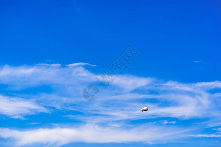 一艘小飞船在蓝云天空的图片