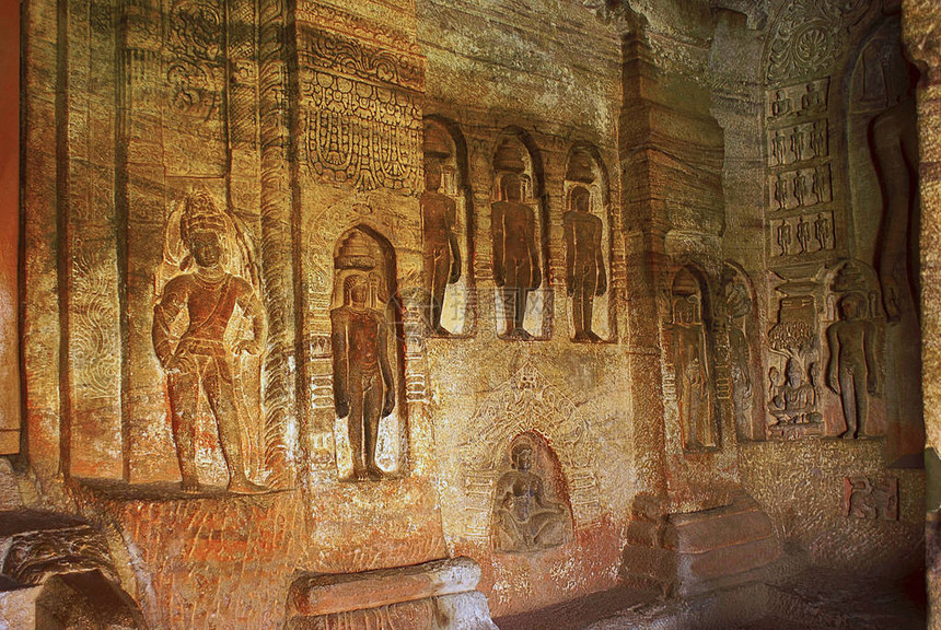 雕刻在内柱和墙壁上的吉安娜Tirthankara图像有Yakshas图片