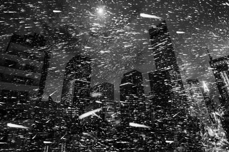 纽约市的雪暴之夜的黑白画面图片