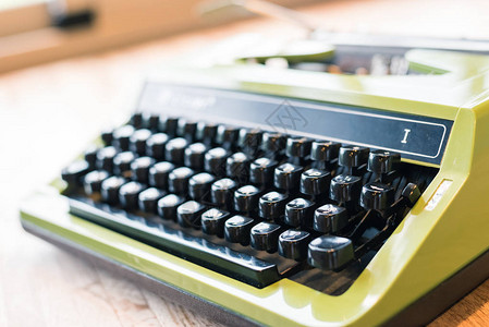 桌上绿色的老式打字机背景图片