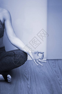 女教练瑜伽老师用手印姿势教体式姿势图片