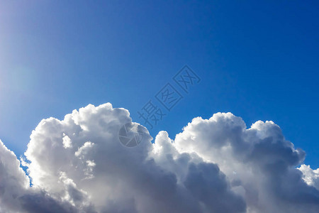蓝天背景的阴云笼罩图片