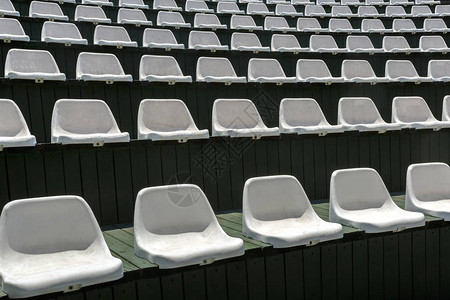 开放的暑期娱乐厅内空白椅子行背景图片