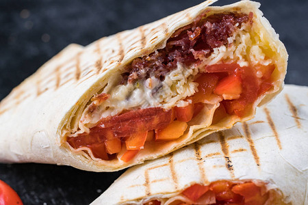 黑色背景香肠番茄奶酪上的美味沙威玛图片