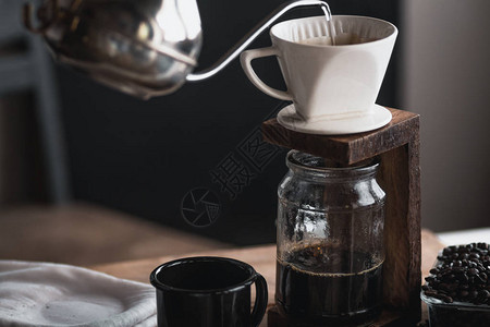 玻璃瓶中的咖啡咖啡滴水手拿水壶滴图片