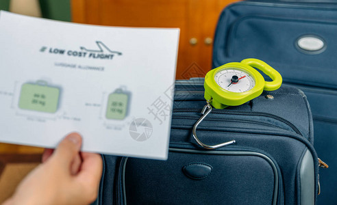 低成本航空公司的行李限制和准备称重的行李图片
