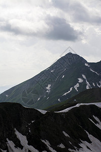 美丽的山风景与雪图片