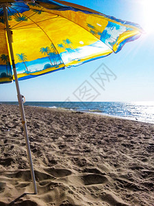 沙滩伞和海景图片