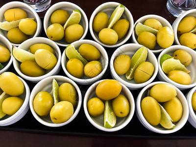 小碗里的橄榄部分和柠檬图片