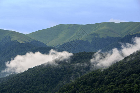 山林景观朦胧的山梦幻般的森林景观云景观中的山林亚美尼亚迪背景图片