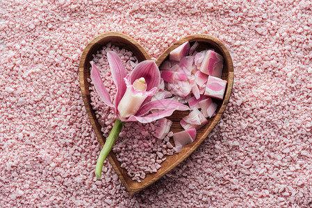 粉红兰花心形碗手工皂和海盐的顶视图图片