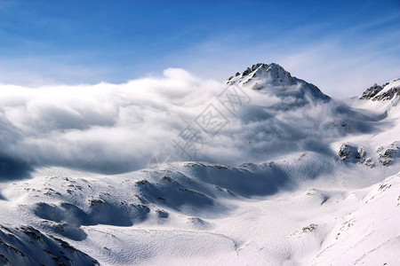 蓝天白云中的雪山图片