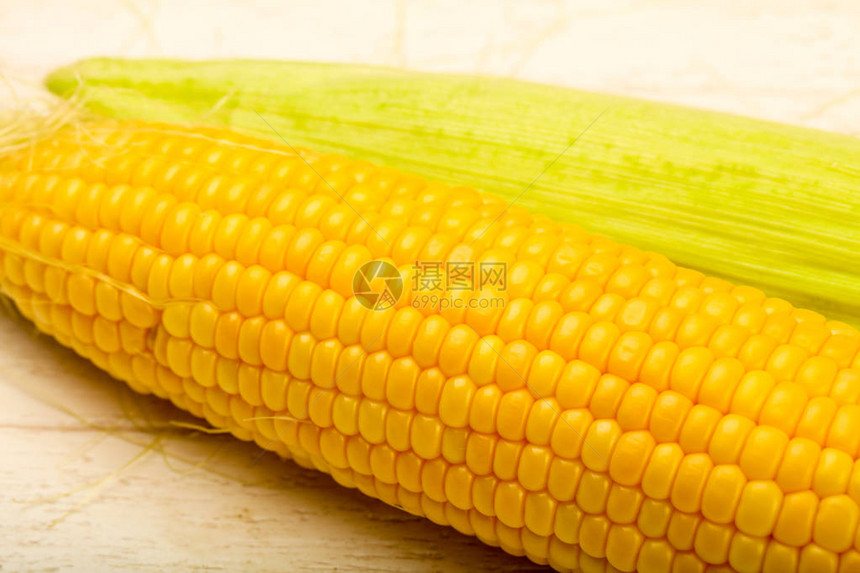 成熟新鲜的年轻玉米图片