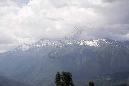 阿尔卑斯山多云山谷的景象图片