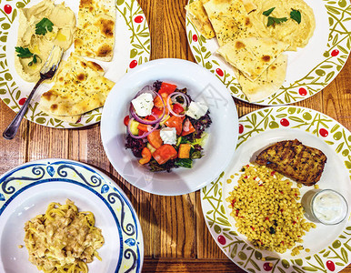 传统餐食和沙拉的大桌木本背景摩尔图片