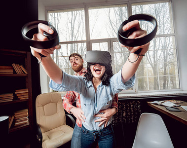 男女青年玩游戏在内阁室用虚拟图片