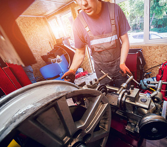 专业汽车修理技工更换轮车胎自动维修服图片