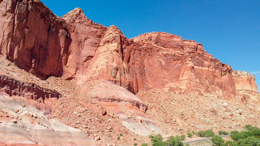 美丽的峡谷与红山的鸟瞰图图片