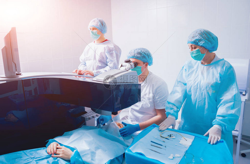 在眼科外手术期间在手术室的外科医图片