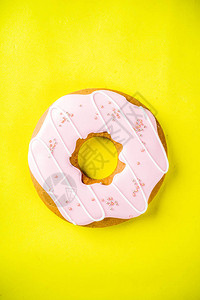 糖果创意布置棒糖果冻糖果饼干甜圈和纸杯蛋糕的甜点概念图片
