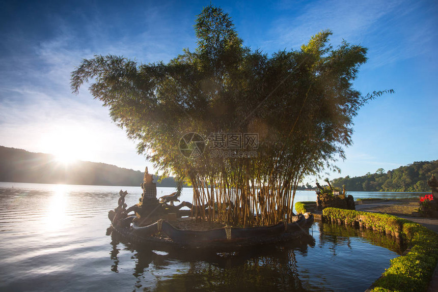 湖边的黎明与印度尼西图片