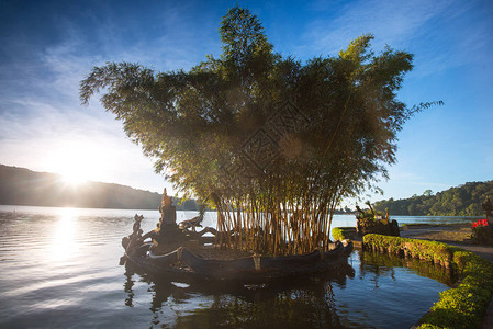 湖边的黎明与印度尼西图片