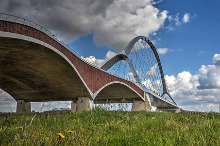 荷兰奈梅根附近Waal河对面的新城市桥DeOversteek的水泥图片
