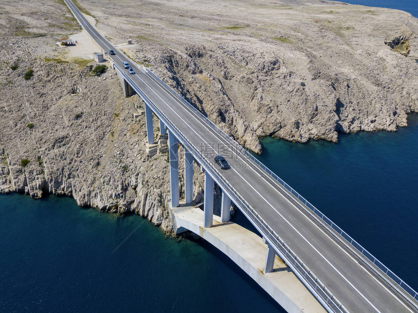 克罗地亚帕格岛桥的鸟瞰图悬崖俯瞰大海从上面看到图片