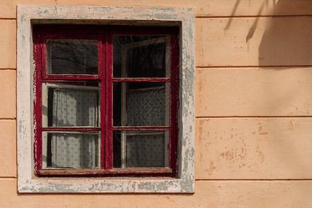 废弃房屋中的旧窗户有木图片