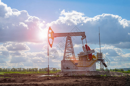 田野的石油和天然气生产塔有明图片