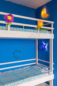 室内儿童床上木制床位的图片