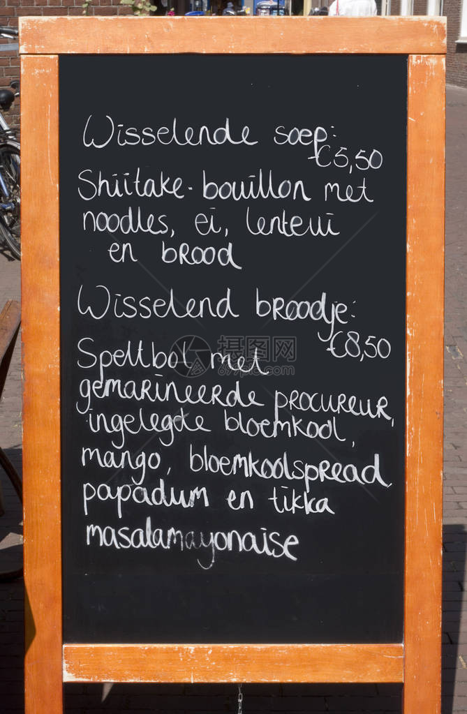 荷兰典型食品的门外菜单牌图片