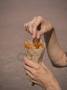 小包薯条街边快餐图片