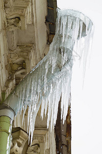 建筑物墙上的排水管里面的水冻僵图片
