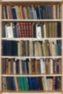 图书馆或书店架上的书籍手册和教科书背景模糊图片