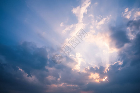 在希腊海的云中穿透天光射线穿背景图片