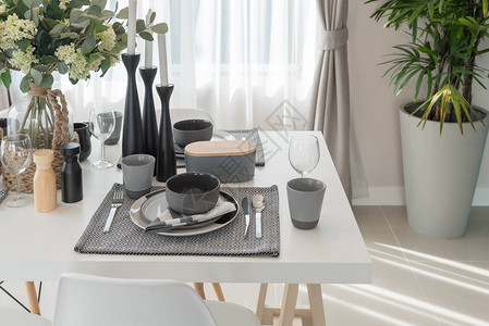 现代餐厅木制餐桌上的白色现代餐桌图片