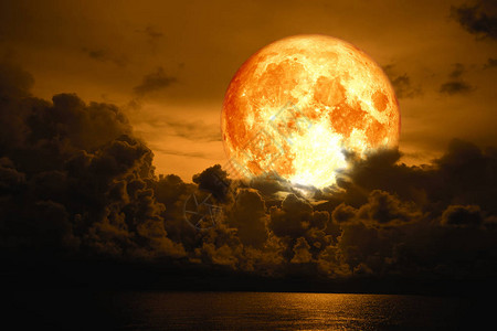 满血的月亮在海上的剪影堆云上图片
