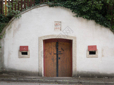 下奥地利传统酒窖的入口图片