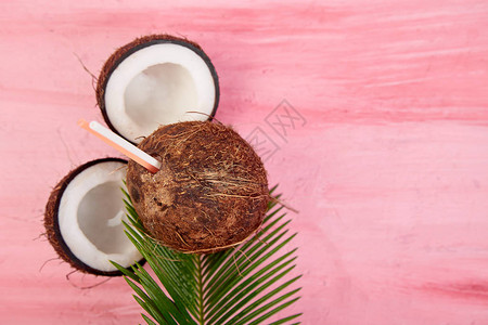 粉红背景的椰子鸡尾酒图片