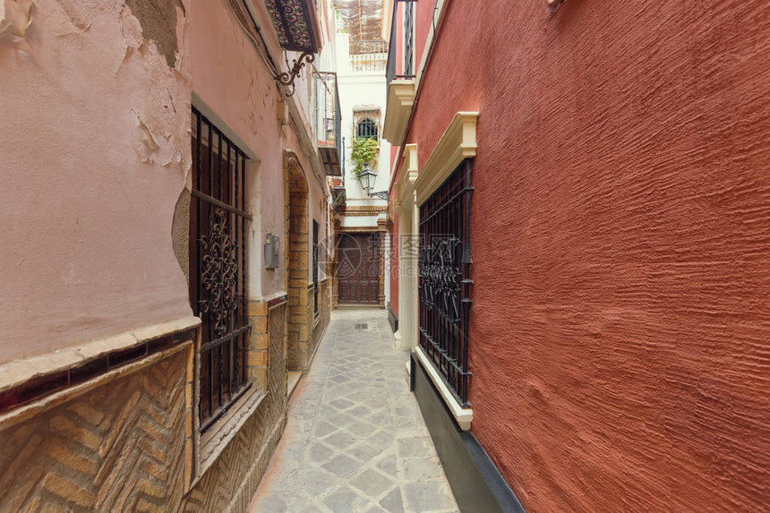塞维利亚巴里奥斯圣克鲁斯的狭窄街道图片