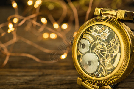 金色复古手表的机械部分图片