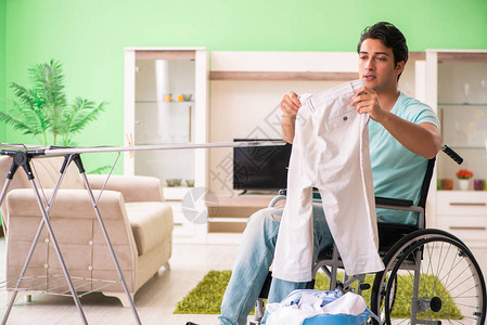 轮椅上的残疾人洗衣服图片