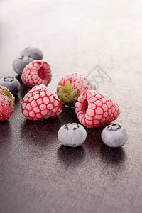 美味的果子冻草莓蓝莓和沙莓健康的夏季水图片